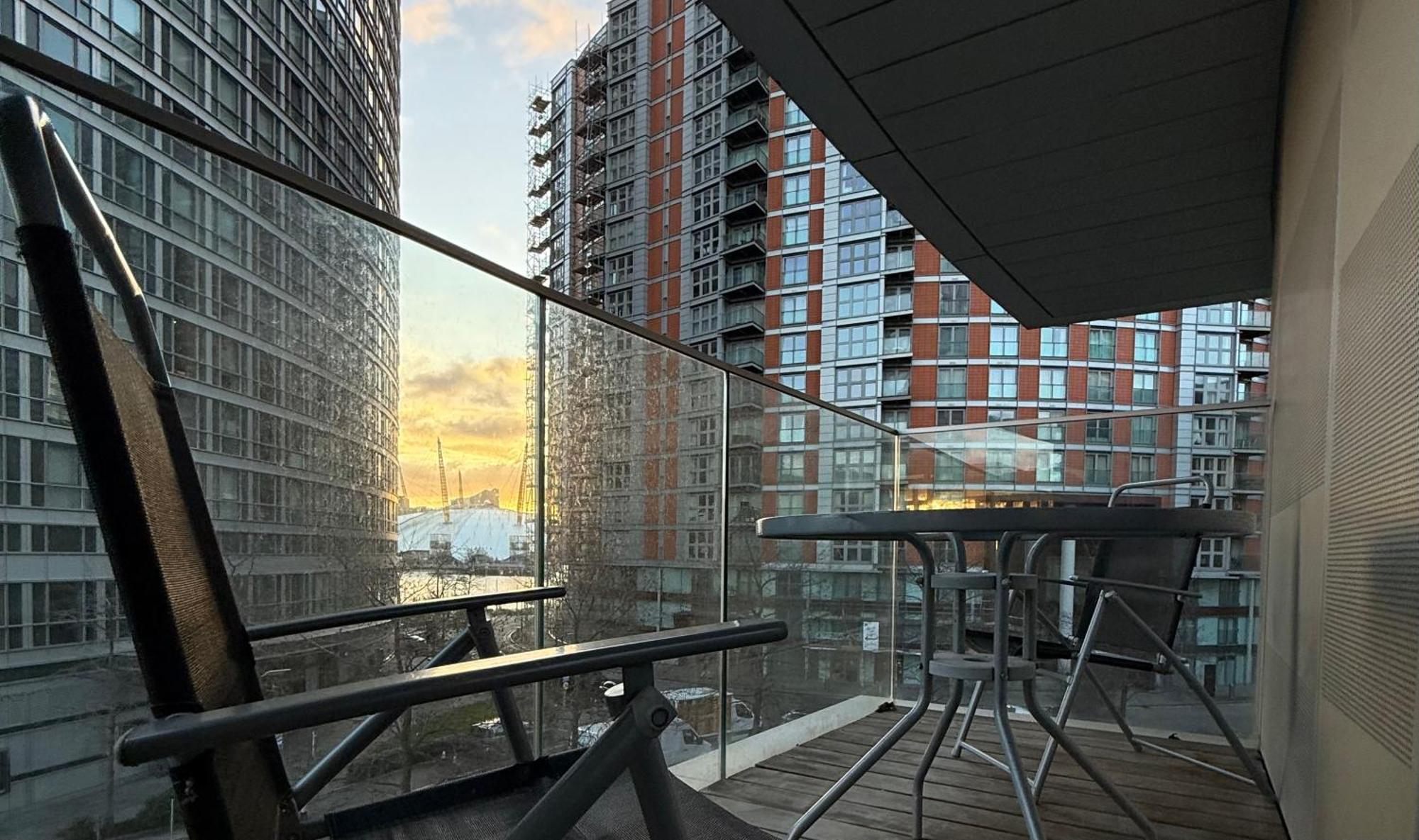 Luxury Modern 2 Bed Flat With Balcony And City View - Canary Wharf City Center ลอนดอน ภายนอก รูปภาพ