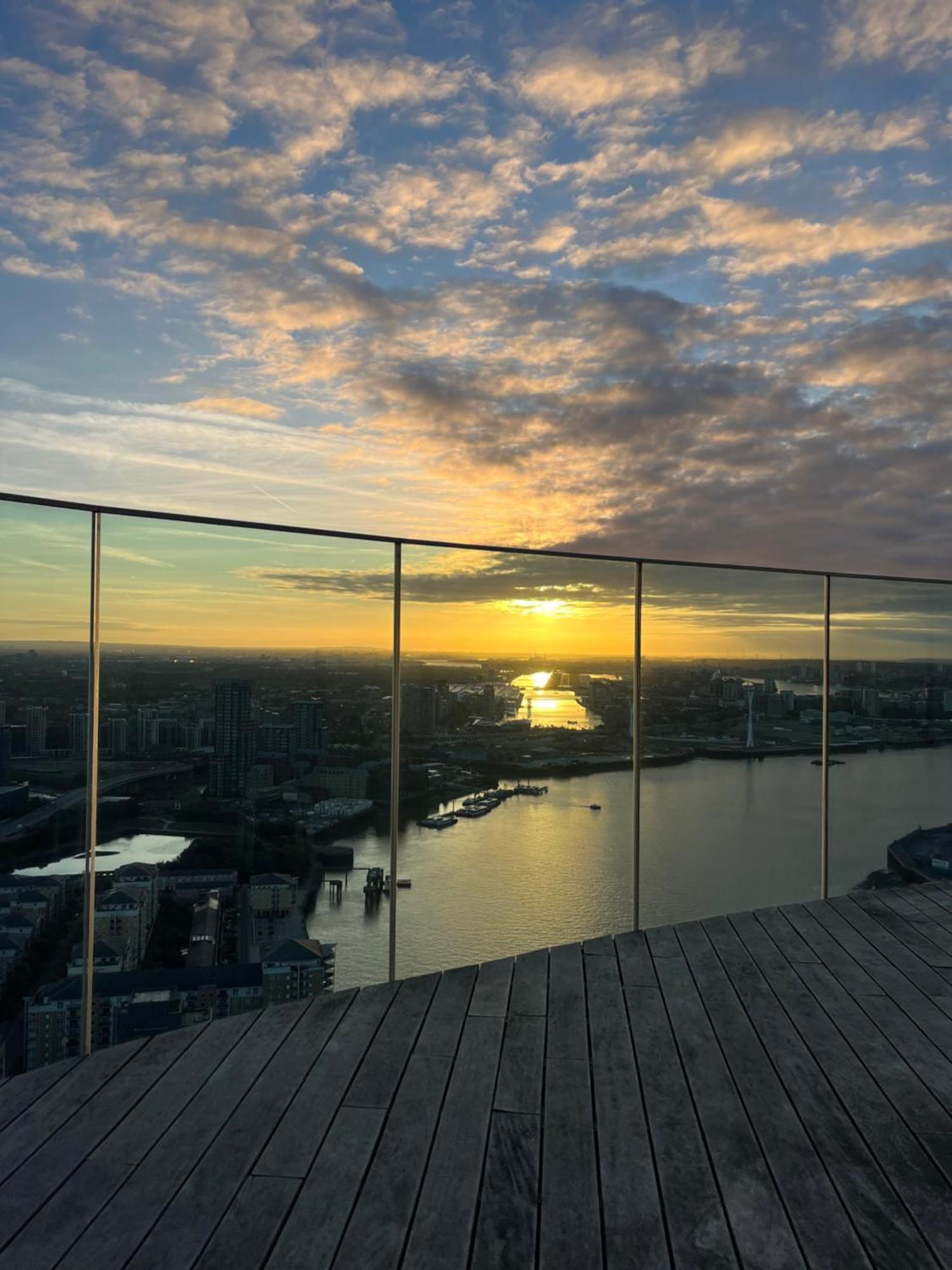 Luxury Modern 2 Bed Flat With Balcony And City View - Canary Wharf City Center ลอนดอน ภายนอก รูปภาพ