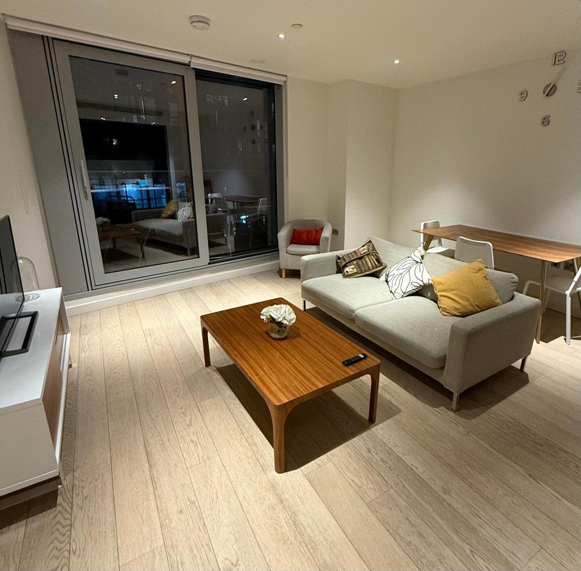 Luxury Modern 2 Bed Flat With Balcony And City View - Canary Wharf City Center ลอนดอน ภายนอก รูปภาพ