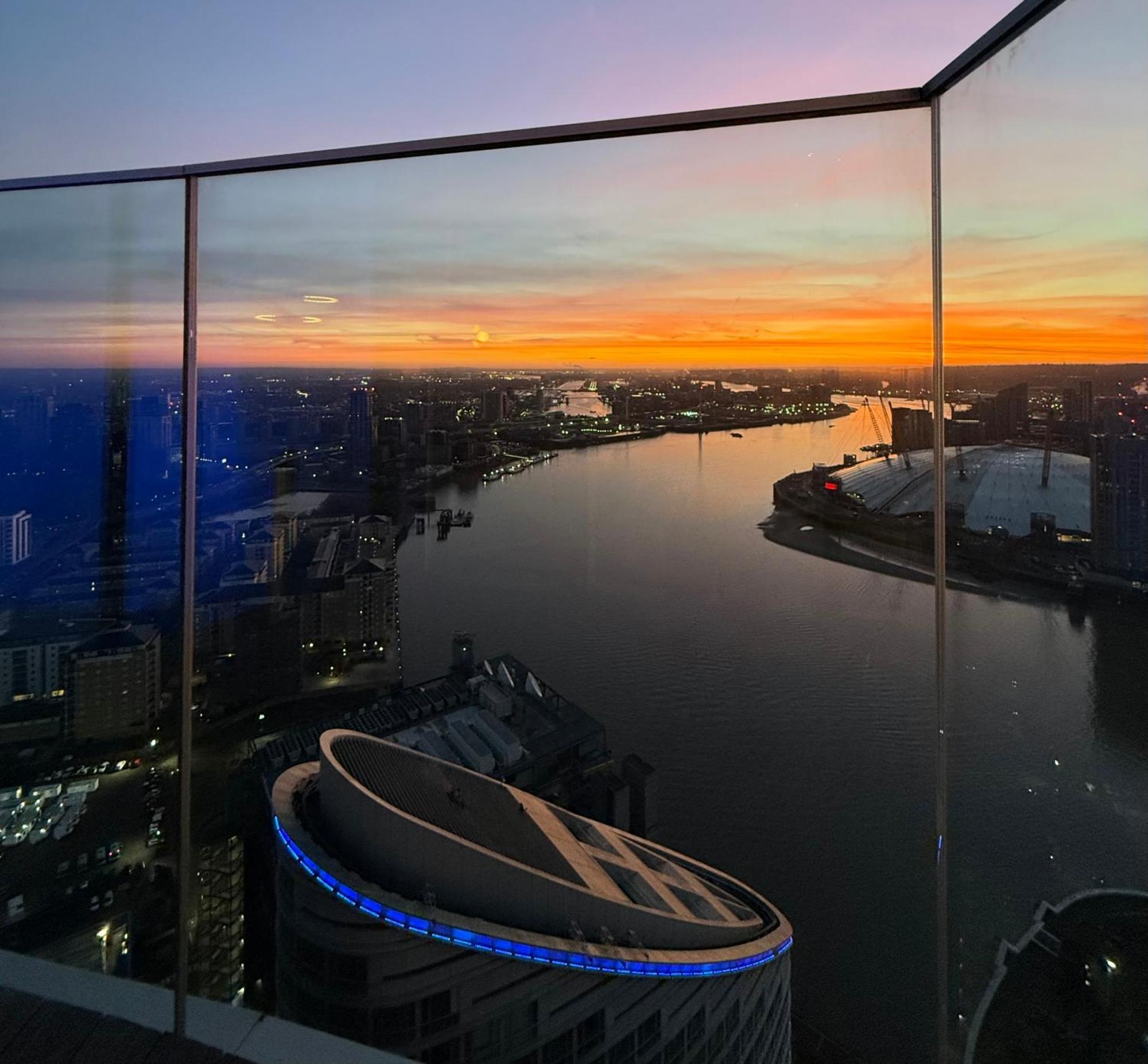 Luxury Modern 2 Bed Flat With Balcony And City View - Canary Wharf City Center ลอนดอน ภายนอก รูปภาพ
