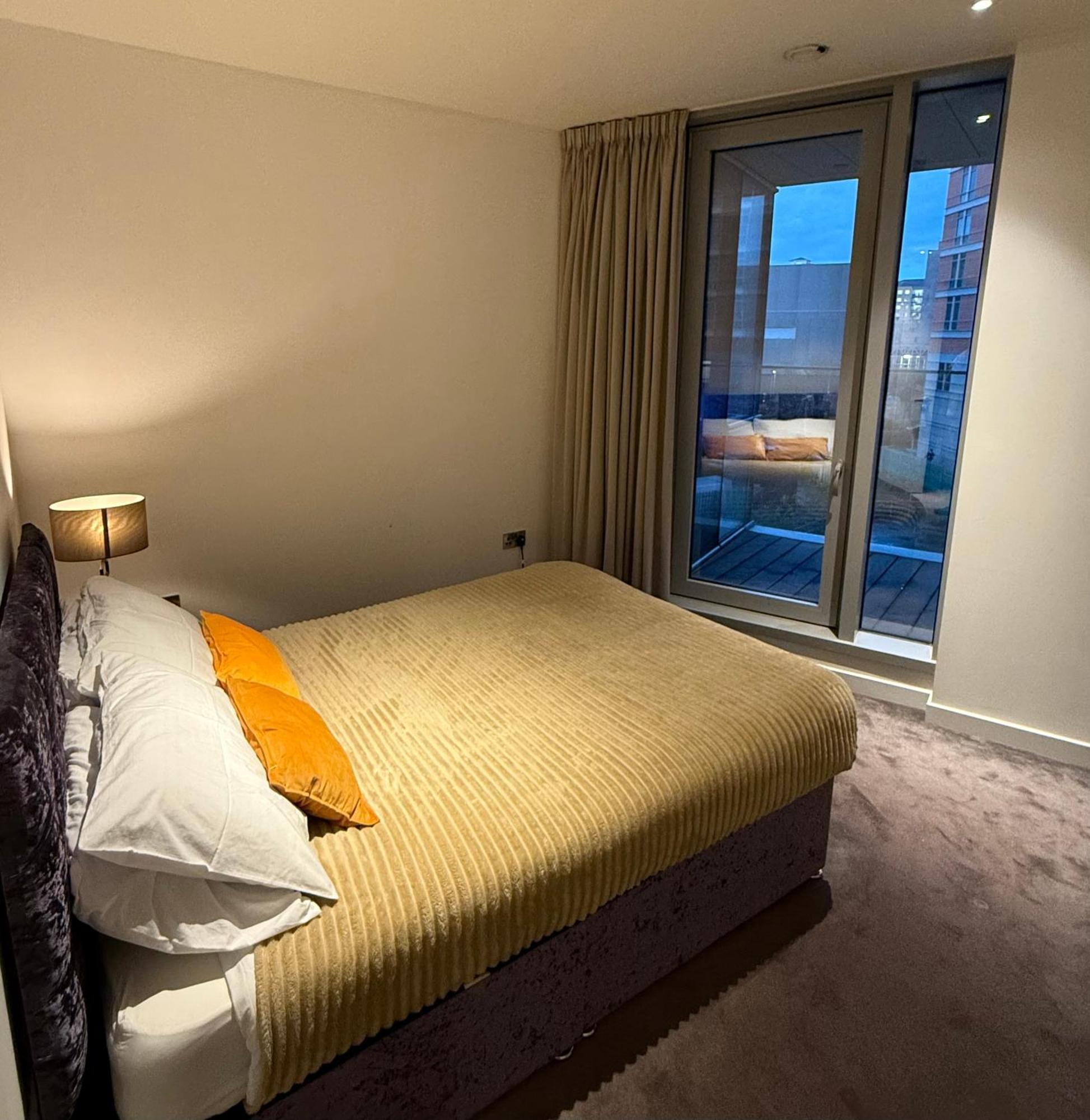 Luxury Modern 2 Bed Flat With Balcony And City View - Canary Wharf City Center ลอนดอน ภายนอก รูปภาพ